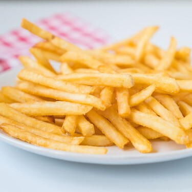 Si las patatas fritas te salen sosas en la freidora de aire, con este ingrediente que ya usaba tu abuela estarán deliciosas 