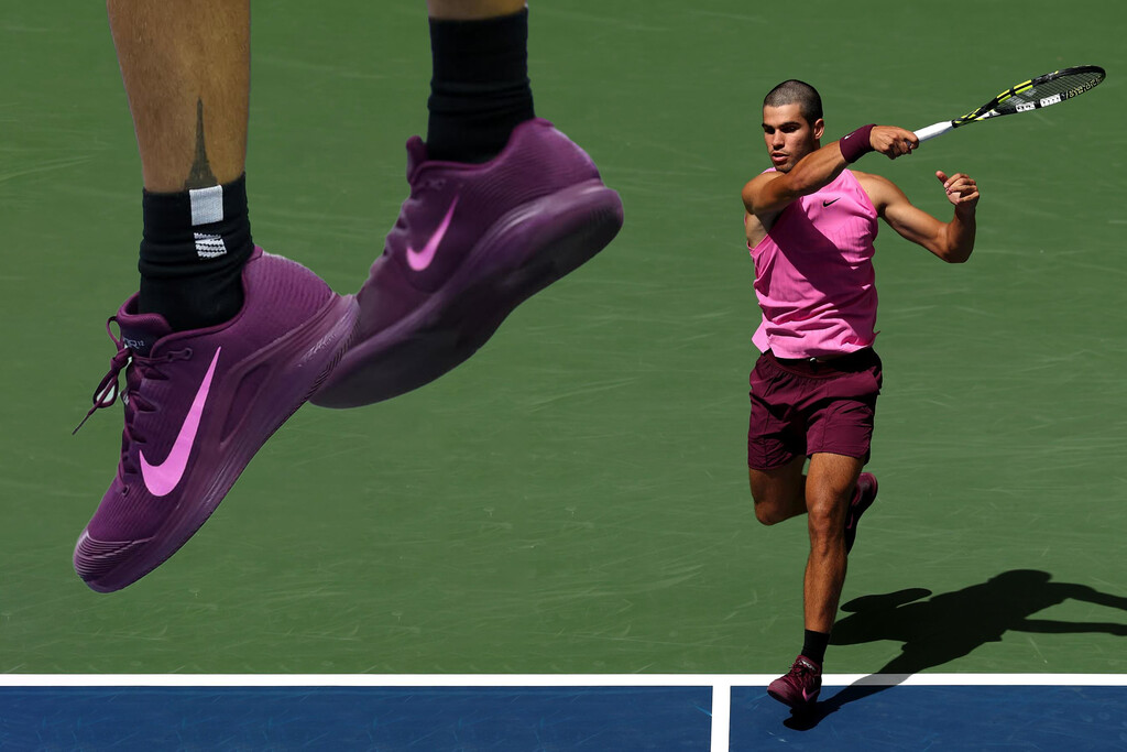 Carlos Alcaraz es todo un icono en la cancha y Nike adopta su nuevo color favorito para ofrecernos las zapatillas que llevaremos el resto del año: el púrpura vívido