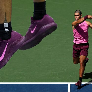 Carlos Alcaraz es todo un icono en la cancha y Nike adopta su nuevo color favorito para ofrecernos las zapatillas que llevaremos el resto del año: el púrpura vívido