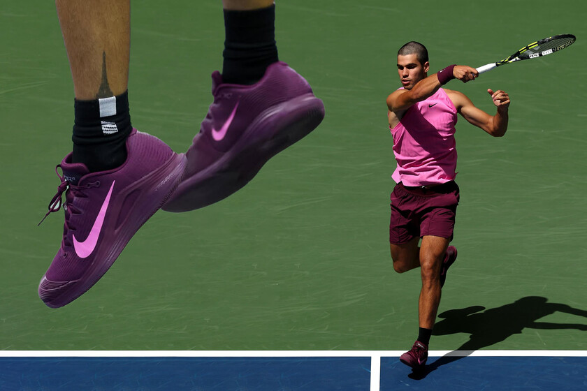 Carlos Alcaraz es todo un icono en la cancha y Nike adopta su nuevo color favorito para ofrecernos las zapatillas que llevaremos el resto del año: el púrpura vívido