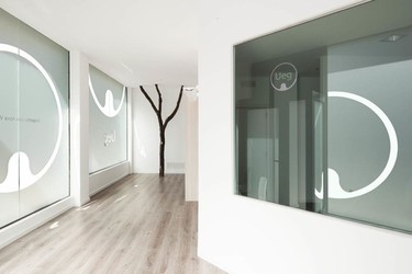 Espacios para trabajar: estilo minimalista en una clínica diseñada por Susanna Cots