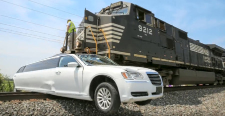 ¿Cuál es el mejor sitio para atascar una limusina? Seguro que la vía del tren, no (vídeo)