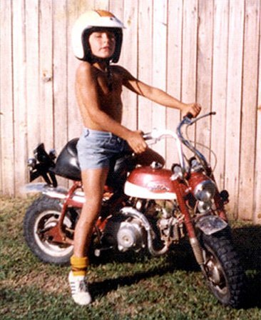 Troy Bayliss con su Monkey bike