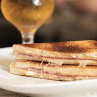 Si viajas a Barcelona, tienes que probar el bocadillo favorito de los catalanes en este local