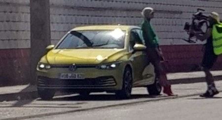 ¡Espiado! El rostro final del Volkswagen Golf 2020 se escapa en plena filmación
