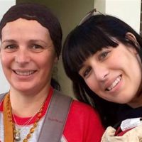 'Carry the Future Spain': un grupo de voluntarias se organizan para enviar mochilas portabebé a los refugiados 