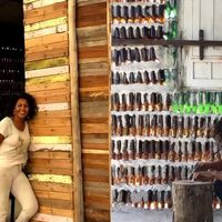 Uma mãe e sua filha recolheram lixo e, com ele, construíram uma casa de sete cômodos e cerca de 8 mil garrafas de vidro 
