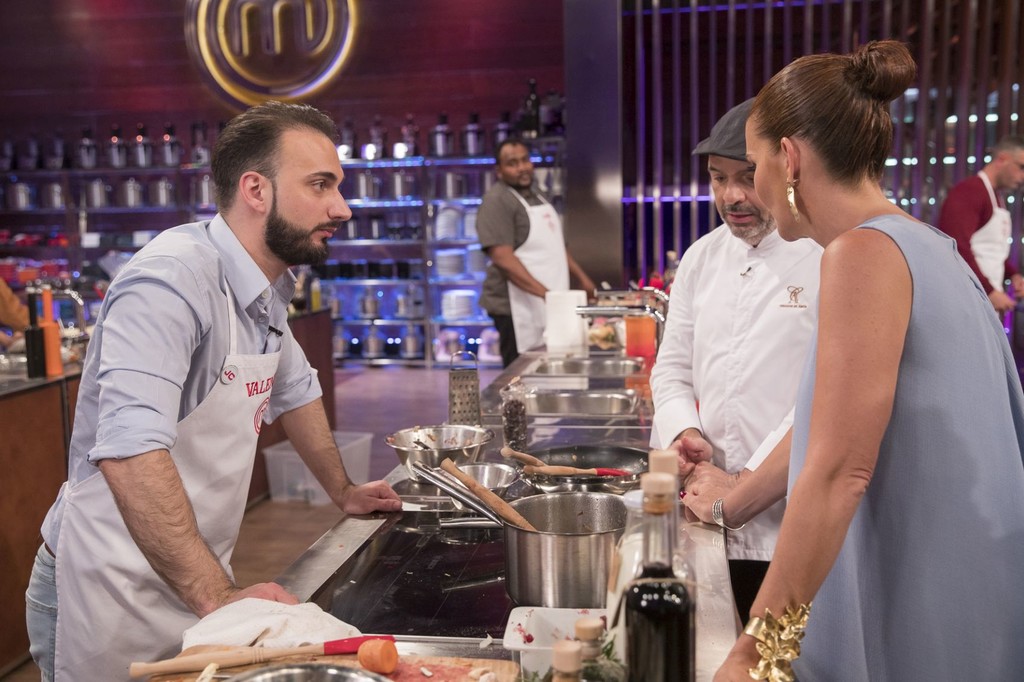Los aspirantes de Masterchef afilan cuchillos dentro y fuera de la cocina en un programa con varias novedades