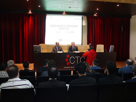 Formación gratuita impartida por las asociaciones de empresarios y por los sindicatos