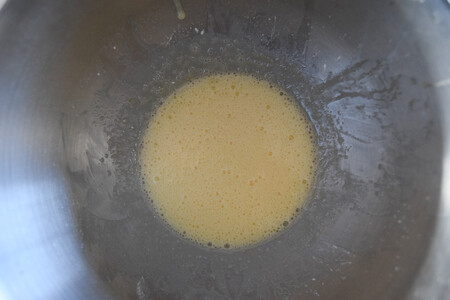 Huevo batido con maicena y azúcar