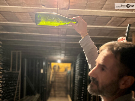 Una Botella De Cava Guilera En La Que Se Aprecian Las Lias Del Vino Que Favoreceran La Segunda Fermentacion En Botella