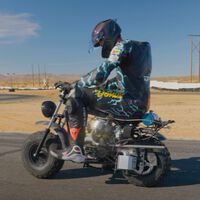 Unos youtubers compran una mini moto de supermercado, le ponen turbo y tratan de ponerla a 200 km/h. Spoiler: sale mal