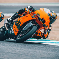 ¡Vaya bestia! La exclusiva KTM RC 8C es la nueva moto de circuito de KTM con 128 CV y tecnología de MotoGP
