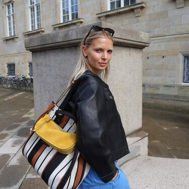 Las nuevas zapatillas Skechers son azul noche y un must para caminar con mucho estilo 