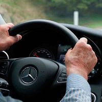 Adiós a "eres demasiado mayor para conducir": podremos seguir renovando el carnet después de los 65 años. Lo exige Europa y la DGT no lo podrá prohibir