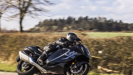 Para 2025, a Suzuki Hayabusa foi atualizada para atender ao padrão Euro 5+. Ela mantém o motor de quatro cilindros em linha de 1340 cc, que produz 190 cv e 150 Nm de torque. Embora sua velocidade máxima tenha sido ligeiramente reduzida para 295 km/h, ela continua sendo uma das motocicletas de rua mais rápidas.
