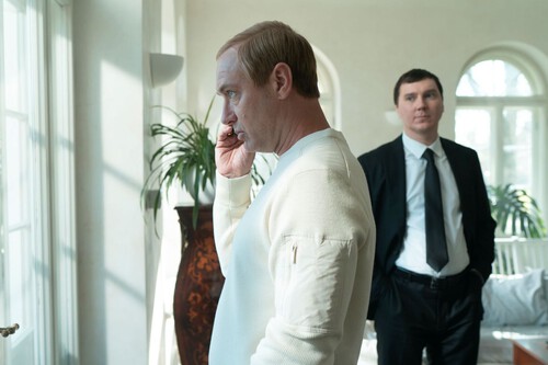 'El mago del Kremlin' cuenta con el carisma de Jude Law y Paul Dano, pero se queda a medio gas y no es el gran drama sobre el ascenso de Putin que prometía