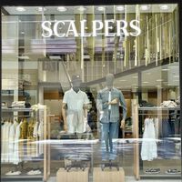 El Corte Inglés rebaja a mitad de precio las zapatillas de Scalpers que elevan cualquier outfit con vaqueros 