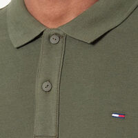 Llega rebajado a mitad de precio el polo Tommy Hilfiger más cómodo, fresquito y elegante para la primavera 