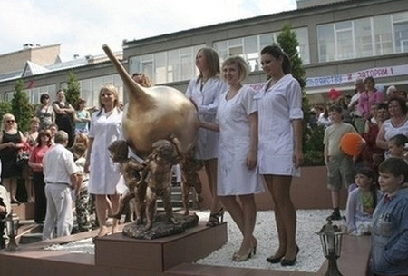 En Rusia inauguran una estatua a la enema