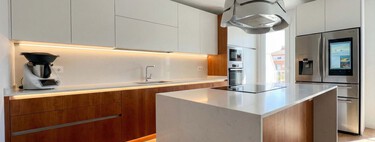 Olvídate de cocinar en penumbra: cómo instalar tiras LED que se encienden solas para no ensuciar el interruptor