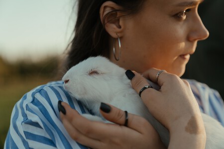 Una chica con su conejo