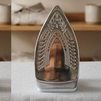 Ni lavandina ni esponjas: la mejor manera de limpiar la base de la plancha metálica y destapar los pequeños orificios de vapor 