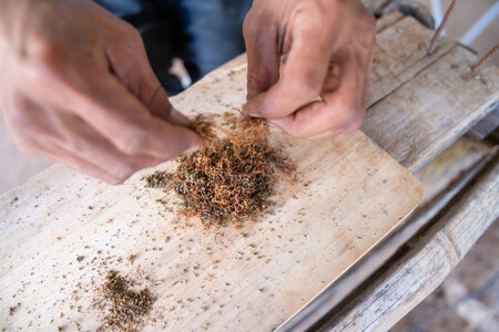pessoa misturando maconha e tabaco.