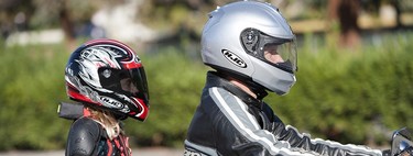 Así deben viajar los niños en moto: desde 7 años, con casco y otras recomendaciones útiles