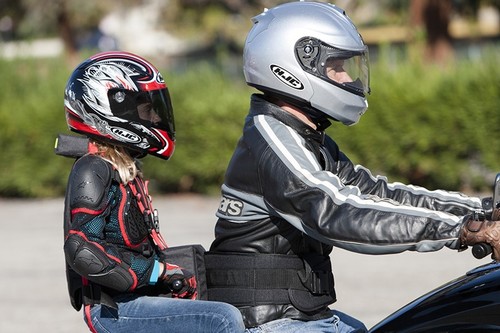 Así deben viajar los niños en moto: desde 7 años, con casco y otras recomendaciones útiles