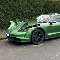 Sólo hizo falta un "abrelatas" para robarle los faros a este Porsche Taycan. Hay quien lo hace para cultivar marihuana