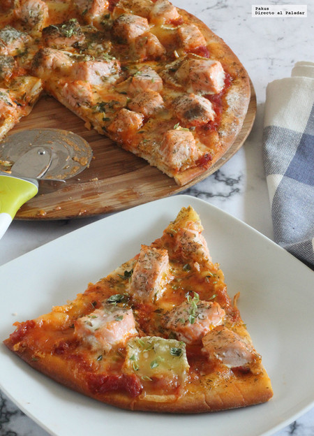 Pizza con salmón y queso brie con eneldo
