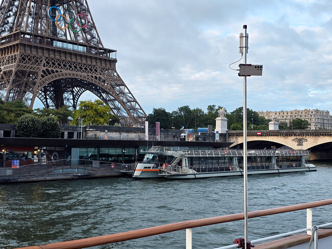 Foto de un Samsung Galaxy S24 Ultra instalado junto a la orilla del Sena. La Torre Eiffel aparece en el fondo