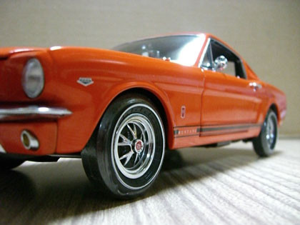 1965 Ford Mustang GT 2+2 Fastback a escala 1:18