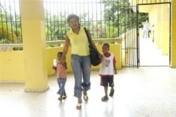 En República Dominicana decenas de madres asisten a clases con sus bebés