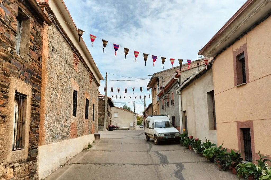 Un pueblo zamorano de 180 habitantes quería decorar sus calles así que sus vecinas tejieron 15 metros de ganchillo