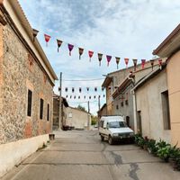 Un pueblo zamorano de 180 habitantes quería decorar sus calles así que sus vecinas tejieron 15 metros de ganchillo