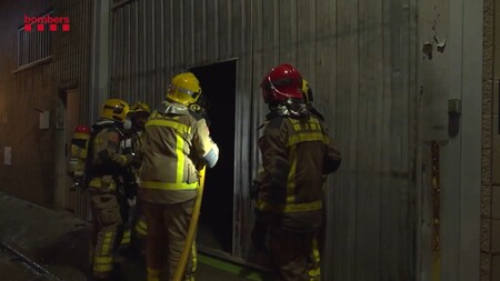 Un incendio arrasa una planta barcelonesa de Silence, el fabricante de la moto eléctrica de SEAT