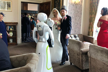 Eva, el robot fotográfico, captura su primera boda en Reino Unido