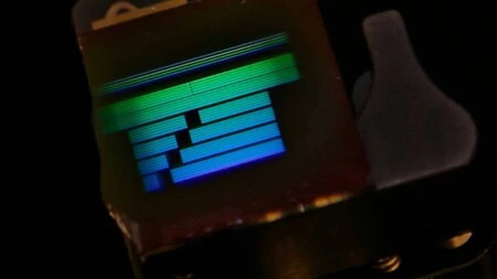 Para IBM el próximo gran avance en computación serán los circuitos ópticos: consiguen guiar eficientemente la luz por un silicio