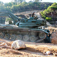 EEUU regaló a España cientos de tanques hechos chatarra. La solución fue convertirlos en gigantescas excavadoras "Alacrán"