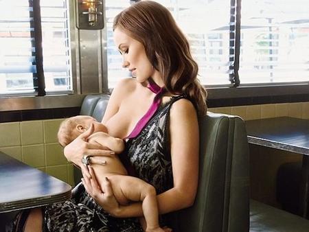 Olivia Wilde posa amamantando a su hijo para apoyar la lactancia materna en público