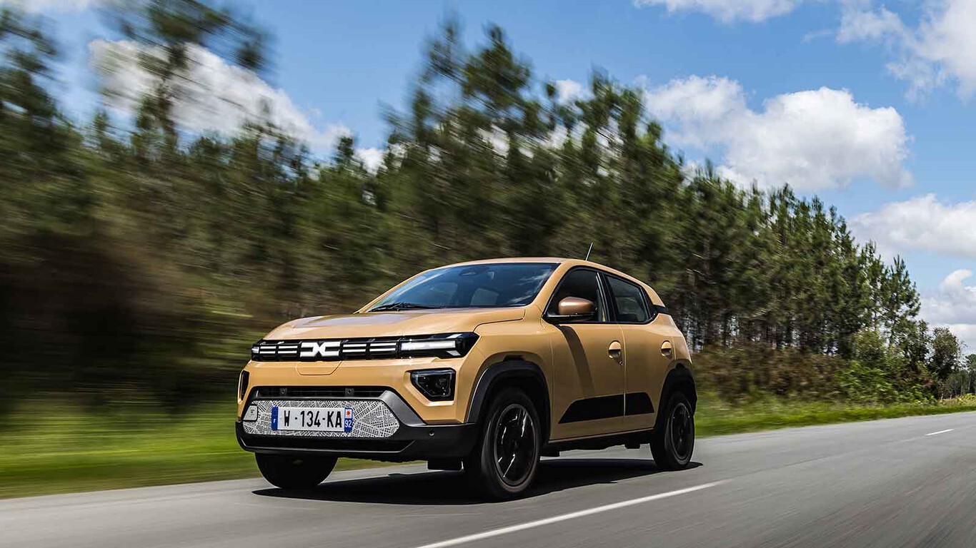 Probamos el nuevo Dacia Spring: sigue siendo el coche eléctrico más barato pero ahora tiene más equipamiento por casi el mismo precio