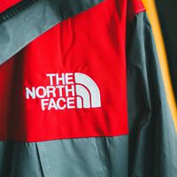 Vuelve el frío: esta chaqueta de entretiempo The North Face es perfecta porque no pesa y está rebajada 