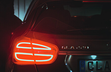 Activar las luces de emergencia cuando se frena en un atasco: me pueden multar por ello o no