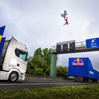 La última locura en moto es saltar dos camiones en marcha en plena autovía. Y casi sale mal  