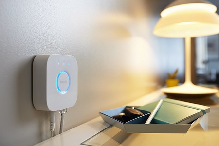 Oferta Flash: kit de inicio Philips Hue White Ambiance, con dos bombillas LED, por 77,99 euros