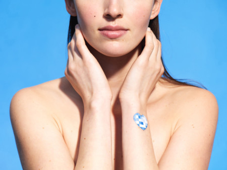 ¿Tomas demasiado sol? Estas pegatinas NFC de L’Oréal se lo dirán a tu móvil