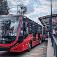 CDMX multa con más de 4,000 pesos por invadir el carril del Metrobús: 1.6 millones de conductores lo hicieron en un año 