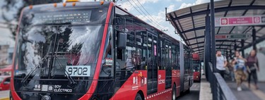 CDMX multa con más de 4,000 pesos por invadir el carril del Metrobús: 1.6 millones de conductores lo hicieron en un año 